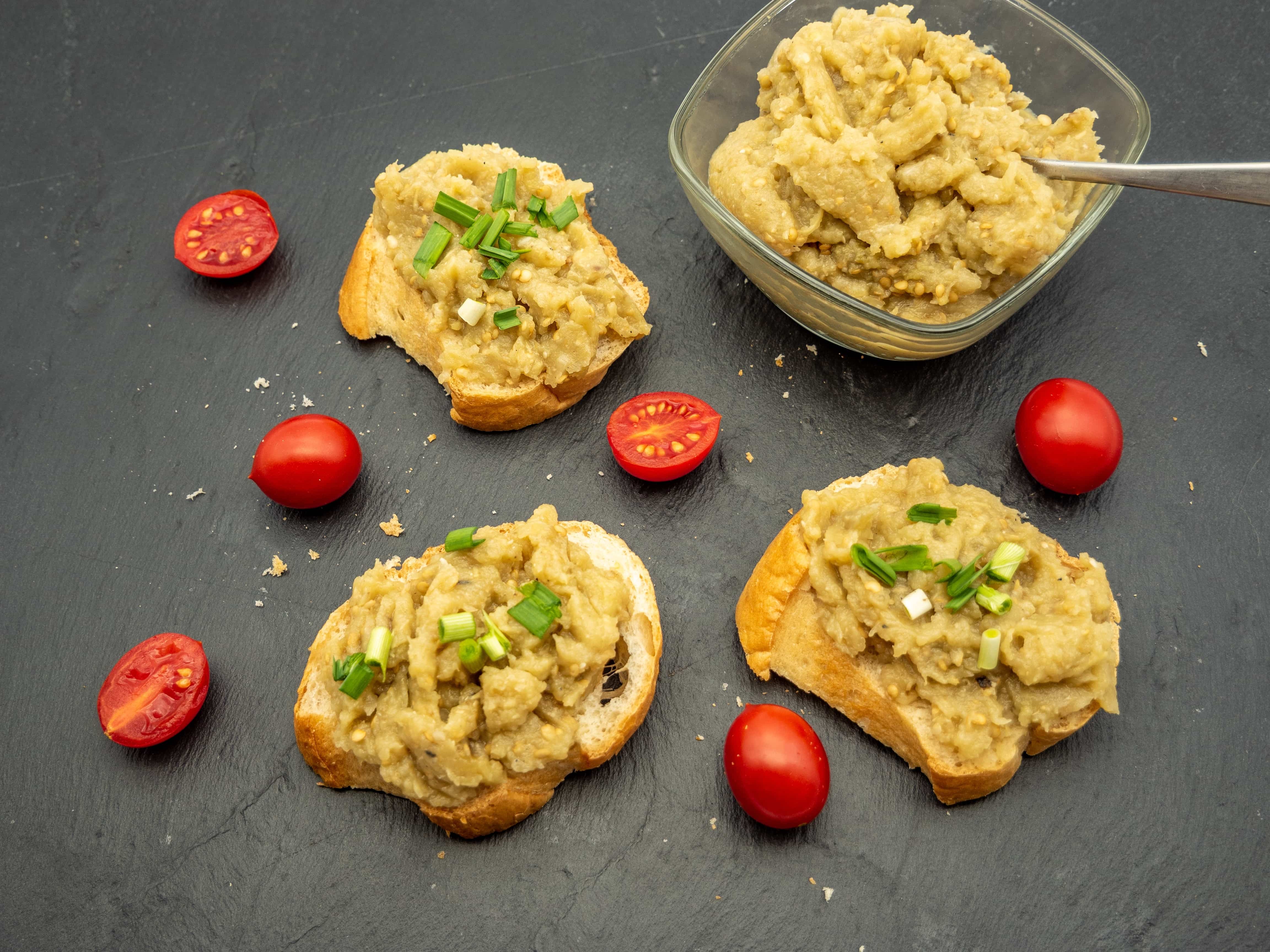 <p>Bruschette con crema di melanzane, un must estivo</p>
